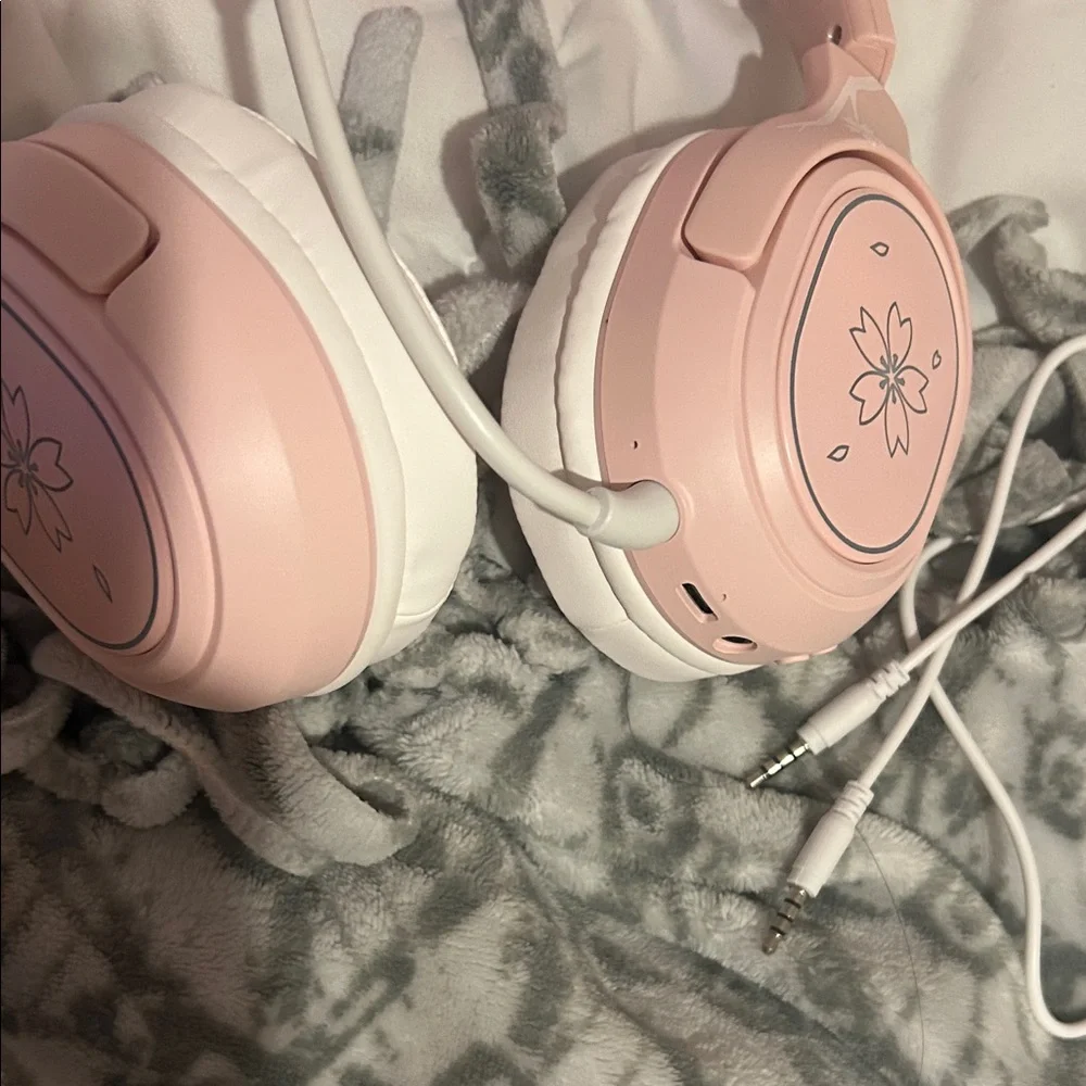Pink Wireless Over-Ear Headphones with Flower Design for gaming